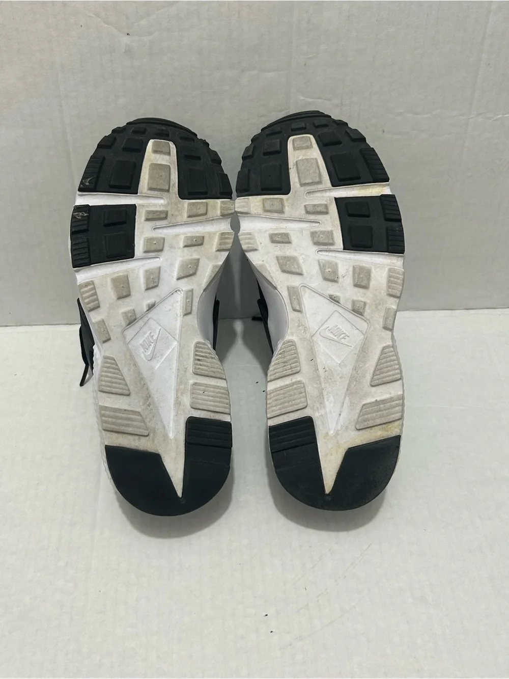 Nike Huarache Sneakers Shoes 6.5 Youth Boys Black White Athletic